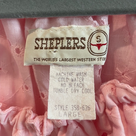 Off-Shoulder Pink Eyelet Blouse - Picture 2 of 8